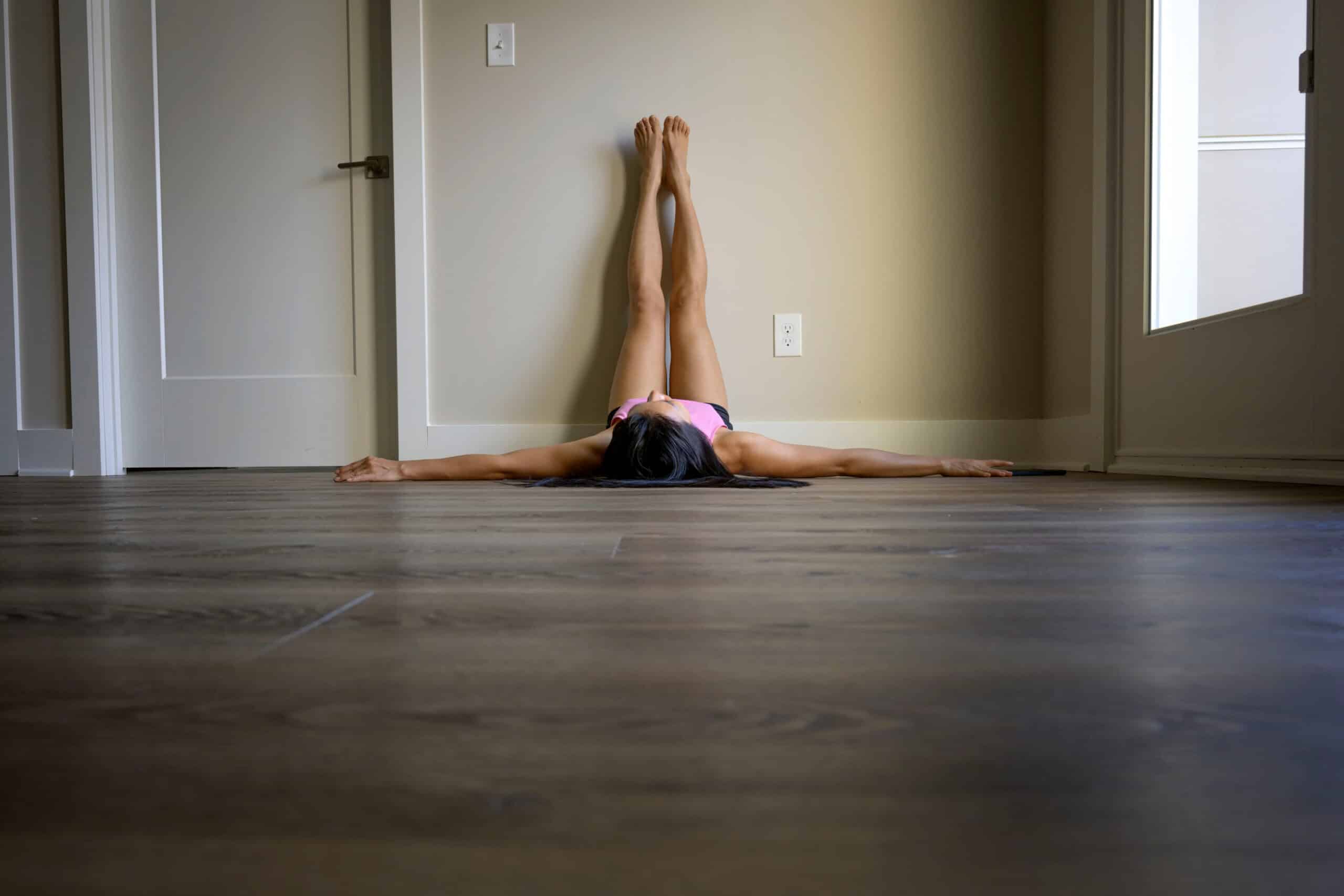 15 minuti di Pilates contro il muro da fare a casa