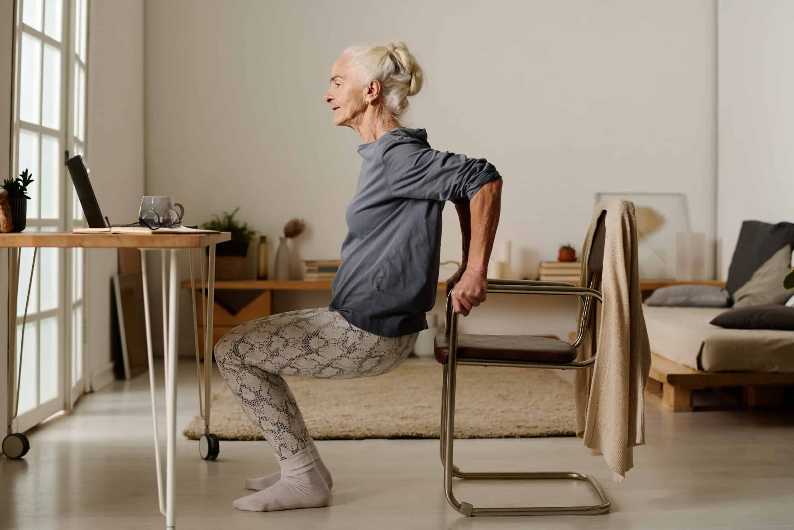 Esercizi da fare sulla sedia dopo i 60 anni