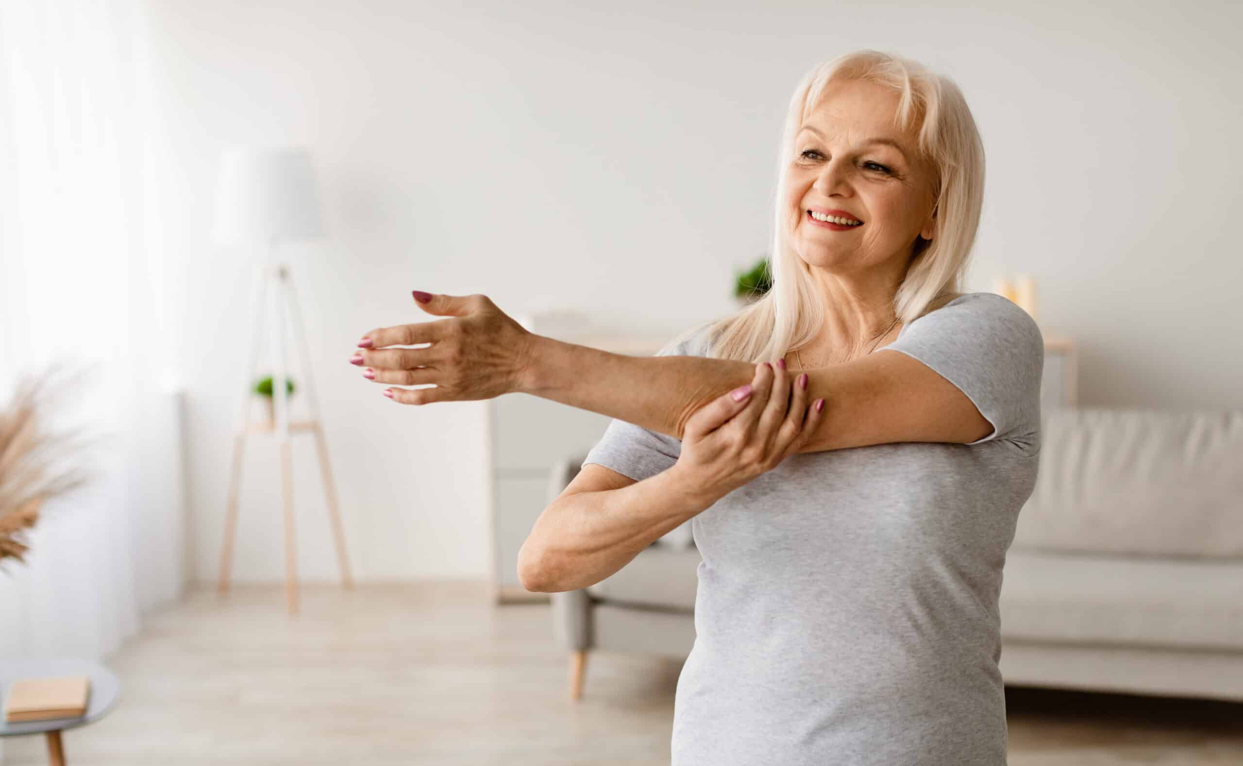 Leggeri esercizi di stretching quotidiani della durata di 3 minuti per ritrovare la mobilità.