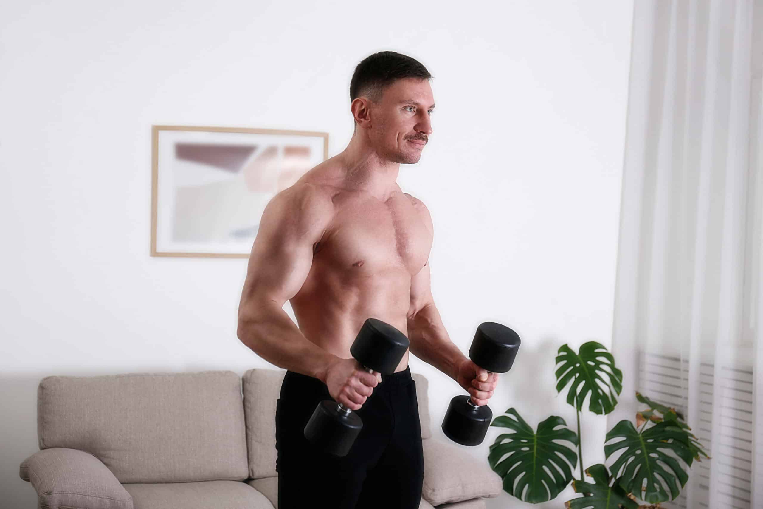 Hammer curl per allenare il brachioradiale dell'avambraccio.